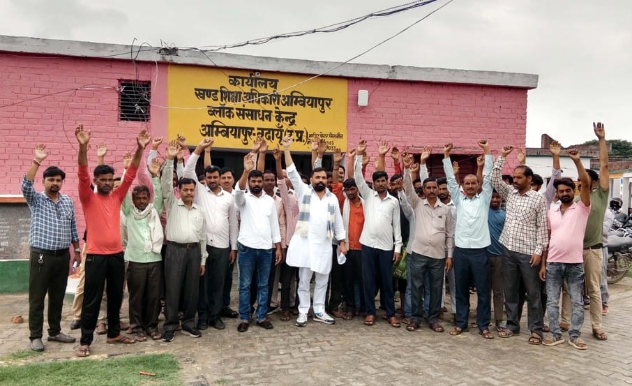 वजीरगंज के प्राथमिक विद्यालय में विरोध जताते अभिभावक। संवाद वजीरगंज के प्राथमिक विद्यालय में विरोध जताते अभिभावक। संवाद