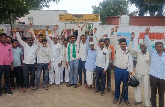वजीरगंज के प्राथमिक विद्यालय में विरोध जताते अभिभावक। संवाद वजीरगंज के प्राथमिक विद्यालय में विरोध जताते अभिभावक। संवाद