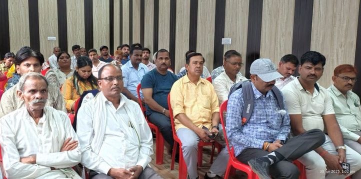 वजीरगंज के प्राथमिक विद्यालय में विरोध जताते अभिभावक। संवाद वजीरगंज के प्राथमिक विद्यालय में विरोध जताते अभिभावक। संवाद