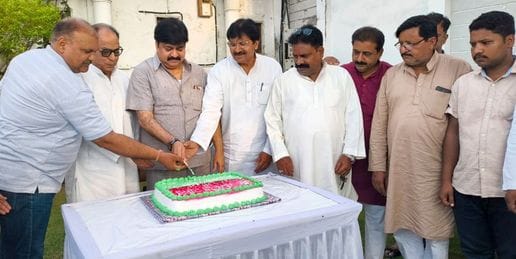 बिल्सी में अखिलेश यादव के जन्मदिन पर केक काटते सपा कार्यकर्ता। संवाद बिल्सी में अखिलेश यादव के जन्मदिन पर केक काटते सपा कार्यकर्ता। संवाद
