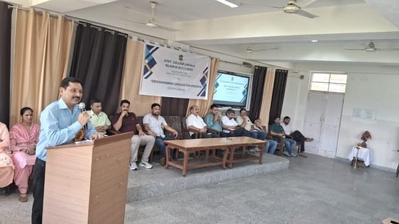 जुखाला कॉलेज में आयोजित दीक्षारंभ कार्यक्रम में मौजूद विद्यार्थी। संवाद