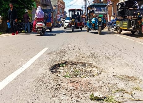 मंगलवार दोपहर केरूगंज तिराहा पर धंसी सड़क। संवाद