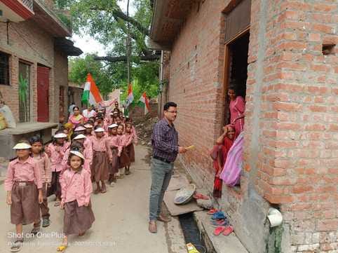 निगोही के कजरीनूर विद्यालय में बच्चाें के माथे पर तिलक लगाती शिक्षिका। स्रोत: स्वयं निगोही के कजरीनूर विद्यालय में बच्चाें के माथे पर तिलक लगाती शिक्षिका। स्रोत: स्वयं