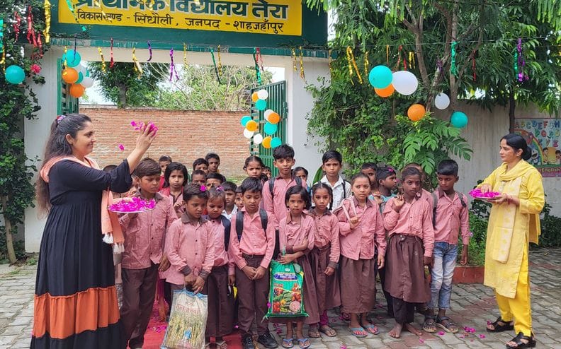 निगोही के कजरीनूर विद्यालय में बच्चाें के माथे पर तिलक लगाती शिक्षिका। स्रोत: स्वयं निगोही के कजरीनूर विद्यालय में बच्चाें के माथे पर तिलक लगाती शिक्षिका। स्रोत: स्वयं