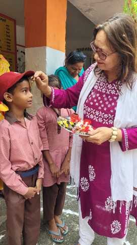 नगरक्षेत्र के प्राथमिक विद्यालय नई मंडी पाठशाला में बच्चों का स्वागत करते हुए शिक्षक स्रोत स्व