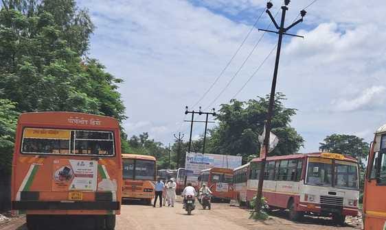 पालिका प्रशासन की ओर से नाला निर्माण को खोदकर सड़क के बीचोंबीच डाली गई मिट्टी। संवाद