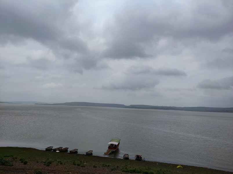 बांसवाड़ा में बारिश व कॉलोनी में भरा पानी। 