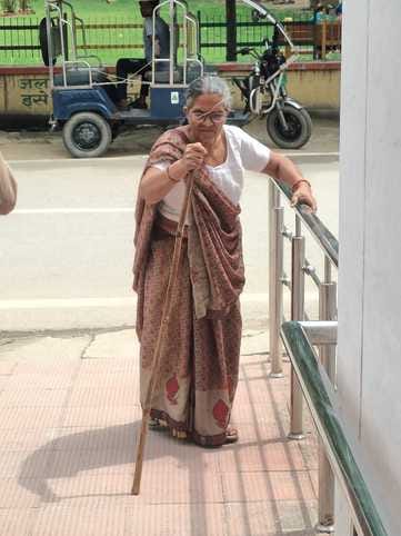 परिजन के सहारे ओपीडी कक्ष तक जाता मरीज। संवाद
