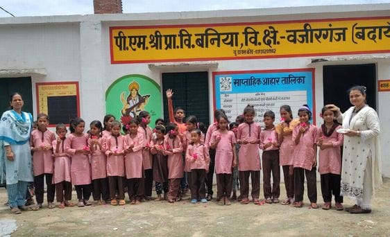 प्राथमिक स्कूल कादरबाड़ी में बच्चों का तिलक लगाकर स्वागत करते शिक्षक। संवाद