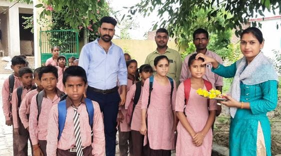 प्राथमिक स्कूल कादरबाड़ी में बच्चों का तिलक लगाकर स्वागत करते शिक्षक। संवाद