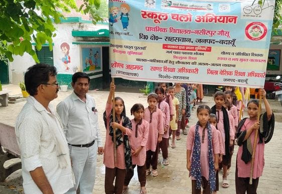 प्राथमिक स्कूल कादरबाड़ी में बच्चों का तिलक लगाकर स्वागत करते शिक्षक। संवाद