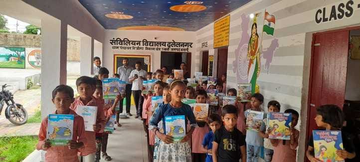 प्राथमिक स्कूल कादरबाड़ी में बच्चों का तिलक लगाकर स्वागत करते शिक्षक। संवाद