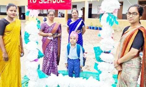 पुवायां के गांव अगौना बुजुर्ग में बच्चों को स्कूल जाने को प्रेरित करती एसडीएम और शिक्षक। संवाद