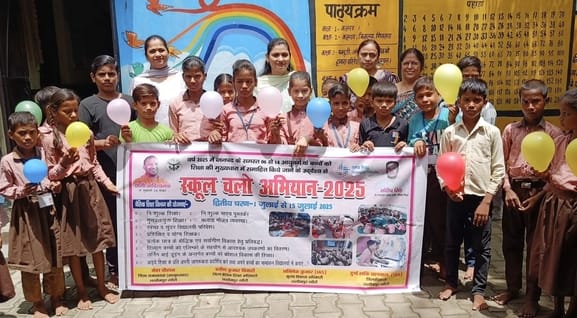 स्कूल खुलने पर पहले दिन प्राथमिक विद्यालय महाराजनगर में बच्चों को टीका लगाकर स्वागत करतीं शिक्ष स्कूल खुलने पर पहले दिन प्राथमिक विद्यालय महाराजनगर में बच्चों को टीका लगाकर स्वागत करतीं शिक्ष