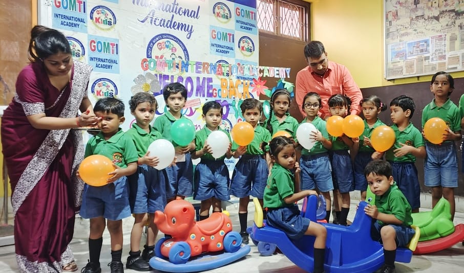 स्कूल खुलने पर पहले दिन प्राथमिक विद्यालय महाराजनगर में बच्चों को टीका लगाकर स्वागत करतीं शिक्ष स्कूल खुलने पर पहले दिन प्राथमिक विद्यालय महाराजनगर में बच्चों को टीका लगाकर स्वागत करतीं शिक्ष