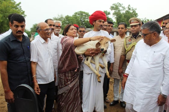 सिरोही। पंजाब के राज्यपाल गुलाबचंद कटारिया ने पावापुरी जीव मैत्रीधाम का भ्रमण किया।