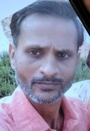 शाहजहांपुर में पोस्टमॉर्टम हाउस पर रिश्तेदारों से गम साझा करती ज्योति। संवाद शाहजहांपुर में पोस्टमॉर्टम हाउस पर रिश्तेदारों से गम साझा करती ज्योति। संवाद