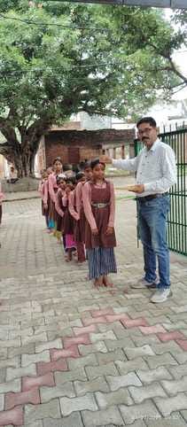 शेरपुर कलां के स्कूल में बच्चों को पुस्तकें वितरित करते विधायक बाबूराम पासवान और अन्य स्रोत: शि शेरपुर कलां के स्कूल में बच्चों को पुस्तकें वितरित करते विधायक बाबूराम पासवान और अन्य स्रोत: शि