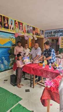 शेरपुर कलां के स्कूल में बच्चों को पुस्तकें वितरित करते विधायक बाबूराम पासवान और अन्य स्रोत: शि शेरपुर कलां के स्कूल में बच्चों को पुस्तकें वितरित करते विधायक बाबूराम पासवान और अन्य स्रोत: शि