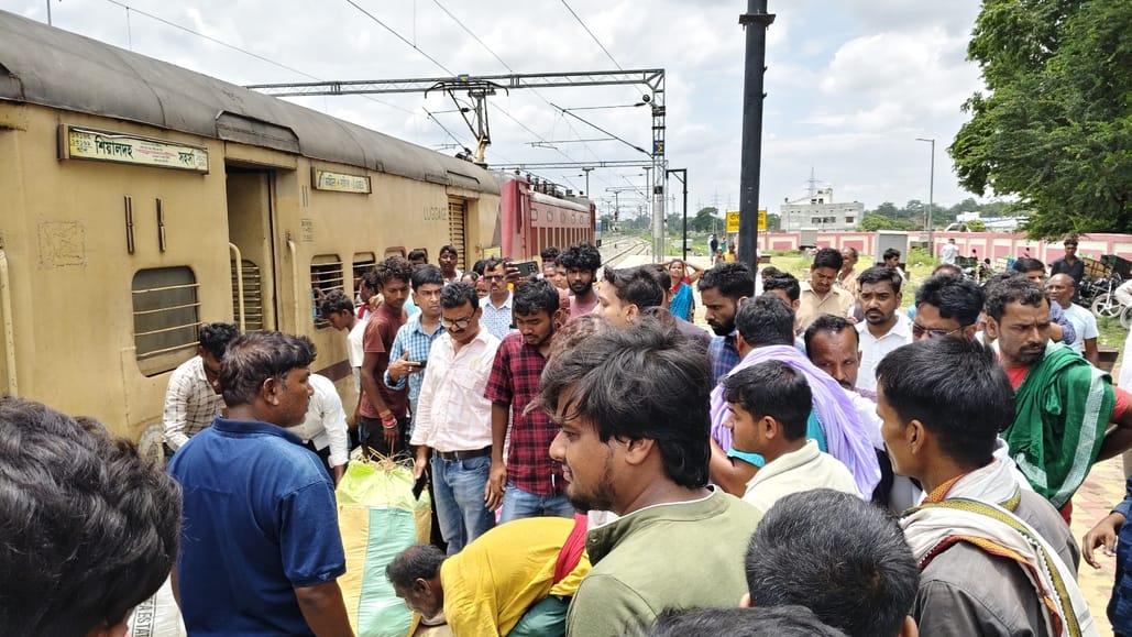 शव मिलने की सूचना पर मधेपुरा रेलवे स्टेशन पर लगी भीड़