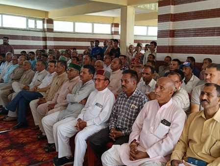 शिवा पंचायत में खनन पट्टे को लेकर जनसुनवाई करते प्रशासनिक अधिकारी। संवाद शिवा पंचायत में खनन पट्टे को लेकर जनसुनवाई करते प्रशासनिक अधिकारी। संवाद