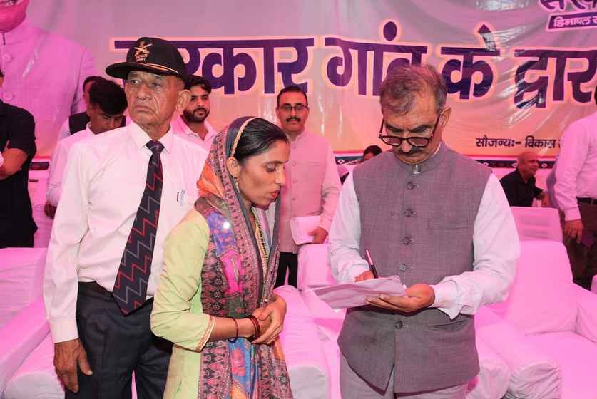 धनेटा में सरकार गांव केद्वार कार्यक्रम में मौजूद जनसमूह के बीच जनसमस्याएं सुनते सीएम सुक्खू । ज धनेटा में सरकार गांव केद्वार कार्यक्रम में मौजूद जनसमूह के बीच जनसमस्याएं सुनते सीएम सुक्खू । ज