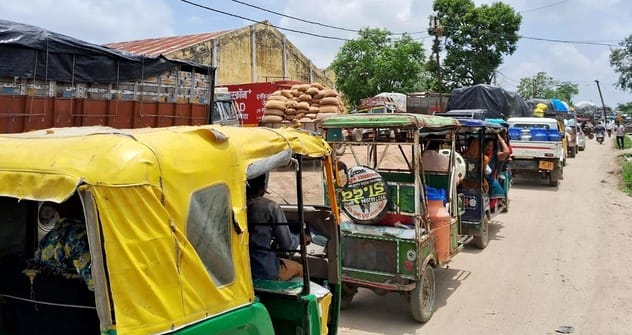 उझानी में अढौली फाटक के पास नाले में पड़ी मक्का लदी ट्रैक्टर- ट्राॅली। संवाद उझानी में अढौली फाटक के पास नाले में पड़ी मक्का लदी ट्रैक्टर- ट्राॅली। संवाद