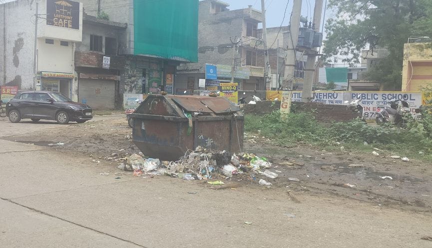 03जेएनडी23: बागवानी कार्यालय के सामने सड़क किनारे पड़ा कूड़ा। संवाद 03जेएनडी23: बागवानी कार्यालय के सामने सड़क किनारे पड़ा कूड़ा। संवाद