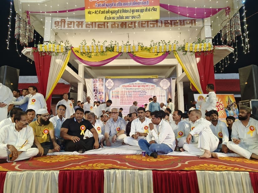 ऐतिहासिक मेला बूढ़ा बाबू मेले में ऑल इंडिया मुशायरे में मंच पर मौजूद मुख्य अतिथि व शायर। संवाद