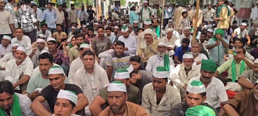 भारतीय तोमर कार्यकर्ताओं के ट्रैक्टरों के जाने के दौरान नगर के टाउन हॉल रोड पर लगा जाम फोटो संव भारतीय तोमर कार्यकर्ताओं के ट्रैक्टरों के जाने के दौरान नगर के टाउन हॉल रोड पर लगा जाम फोटो संव