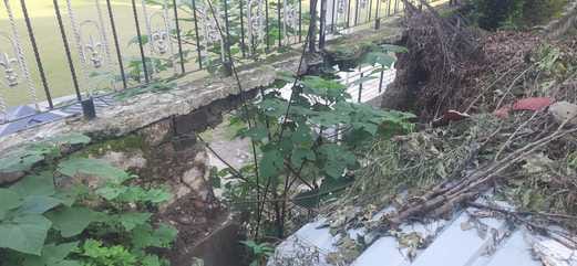 बरसात के कारण गिरी डिडवीं स्कूल की सुरक्षा दीवार। संवाद
