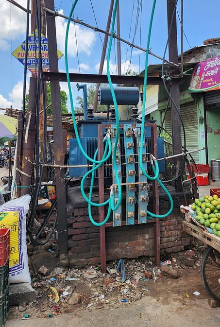 गोला के सदर चौराहे के निकट जड़ से गल चुका हाईटेंशन लाइन का खंभा। संवाद