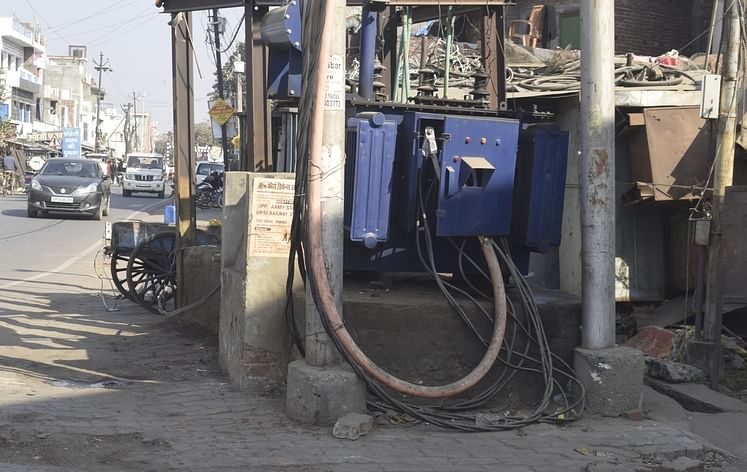 गोला के सदर चौराहे के निकट जड़ से गल चुका हाईटेंशन लाइन का खंभा। संवाद