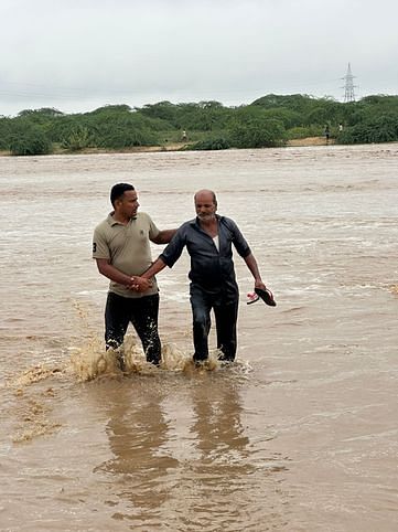 जालोर: मूसलधार बारिश से वणधर नदी उफान पर बहाव में बह गई इको कार जालोर: मूसलधार बारिश से वणधर नदी उफान पर बहाव में बह गई इको कार