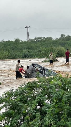 जालोर: मूसलधार बारिश से वणधर नदी उफान पर बहाव में बह गई इको कार जालोर: मूसलधार बारिश से वणधर नदी उफान पर बहाव में बह गई इको कार