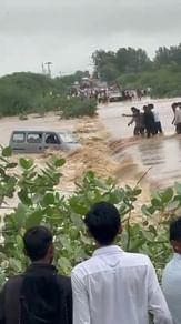 जालोर: मूसलधार बारिश से वणधर नदी उफान पर बहाव में बह गई इको कार