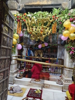 ज्वालामुखी मंदिर परिसर में श्रद्धालुओं को प्रसाद वितरित करते पुजारी । संवाद ज्वालामुखी मंदिर परिसर में श्रद्धालुओं को प्रसाद वितरित करते पुजारी । संवाद