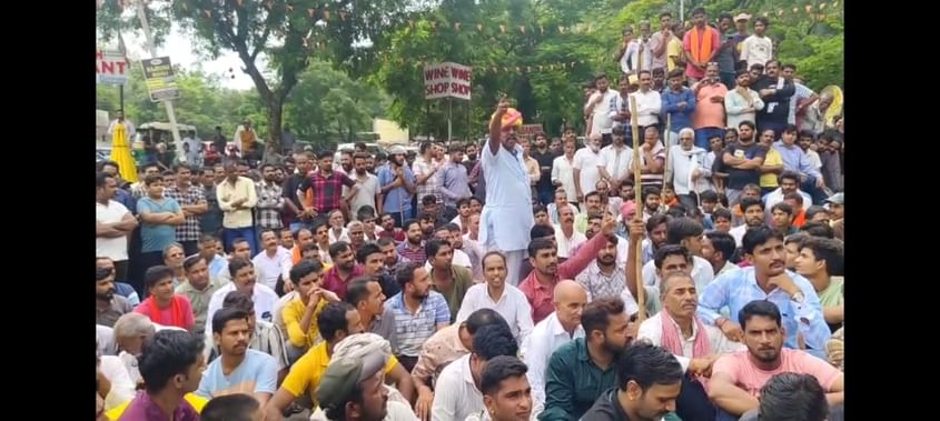 कुंभलगढ़ दुर्ग पर ताजिए निकालने को लेकर हिंदू संगठनों का जन्म समूह  दुर्ग मार्ग पर विरोध प्रदर्