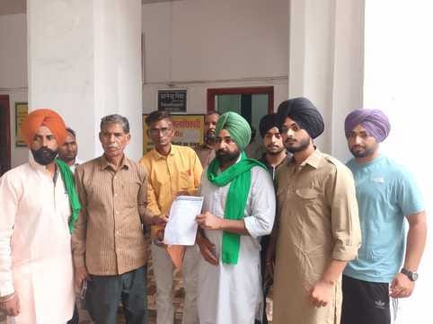 पूरनपुर में ब्लाक चौराहा के समीप प्रदर्शन करते बरुआ कुठारा के लोग संवाद पूरनपुर में ब्लाक चौराहा के समीप प्रदर्शन करते बरुआ कुठारा के लोग संवाद