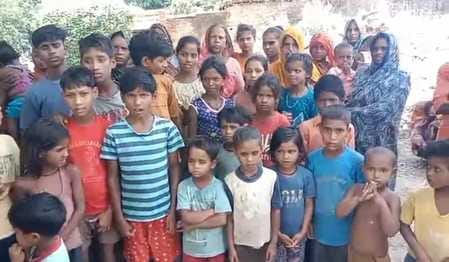 पूरनपुर में ब्लाक चौराहा के समीप प्रदर्शन करते बरुआ कुठारा के लोग संवाद पूरनपुर में ब्लाक चौराहा के समीप प्रदर्शन करते बरुआ कुठारा के लोग संवाद