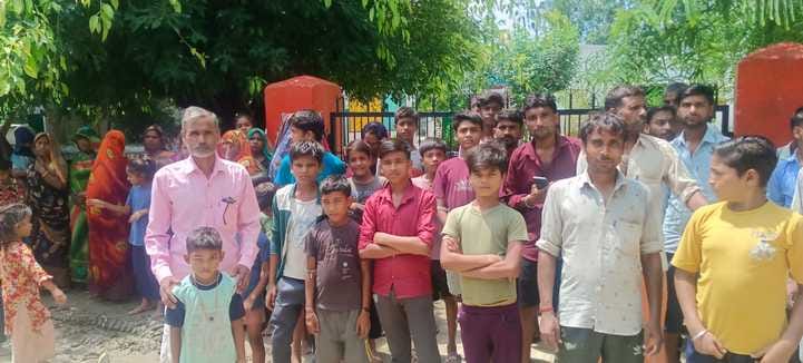 पूरनपुर में ब्लाक चौराहा के समीप प्रदर्शन करते बरुआ कुठारा के लोग संवाद पूरनपुर में ब्लाक चौराहा के समीप प्रदर्शन करते बरुआ कुठारा के लोग संवाद