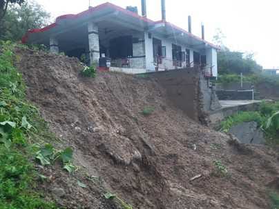 पेयजल योजनाओं की सप्लाई के लगे बिजली के पोल व्यास नदी में आई बाढ़ के पानी के बहाव से टूटे। संवाद पेयजल योजनाओं की सप्लाई के लगे बिजली के पोल व्यास नदी में आई बाढ़ के पानी के बहाव से टूटे। संवाद