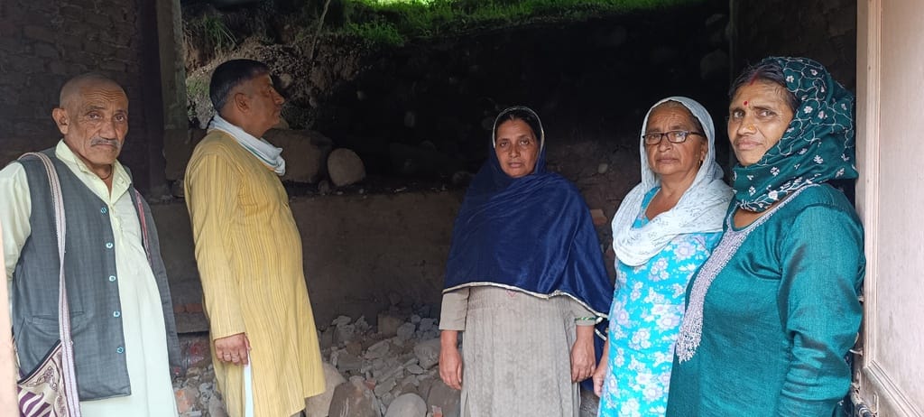 पेयजल योजनाओं की सप्लाई के लगे बिजली के पोल व्यास नदी में आई बाढ़ के पानी के बहाव से टूटे। संवाद पेयजल योजनाओं की सप्लाई के लगे बिजली के पोल व्यास नदी में आई बाढ़ के पानी के बहाव से टूटे। संवाद