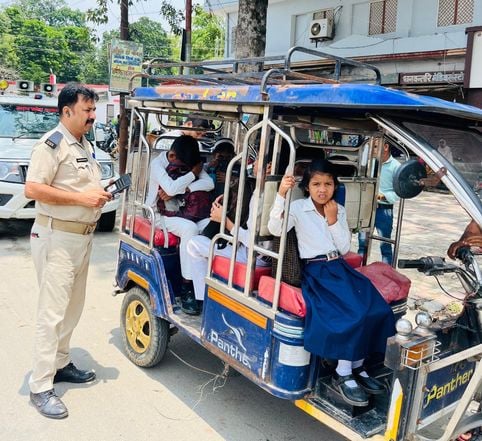 स्कूल वाहनों की चेकिंग करते एआरटीओ के कर्मचारी।स्रोत:विभाग स्कूल वाहनों की चेकिंग करते एआरटीओ के कर्मचारी।स्रोत:विभाग