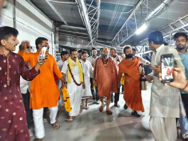 संत समागम में हो रहा संतो का आगमन