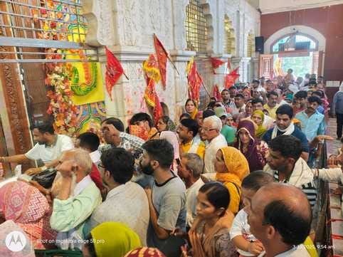 03jjrp08- बेरी स्थित माता भीमेश्वरी देवी मंदिर में पूजा करते पुजारी। संवाद 03jjrp08- बेरी स्थित माता भीमेश्वरी देवी मंदिर में पूजा करते पुजारी। संवाद