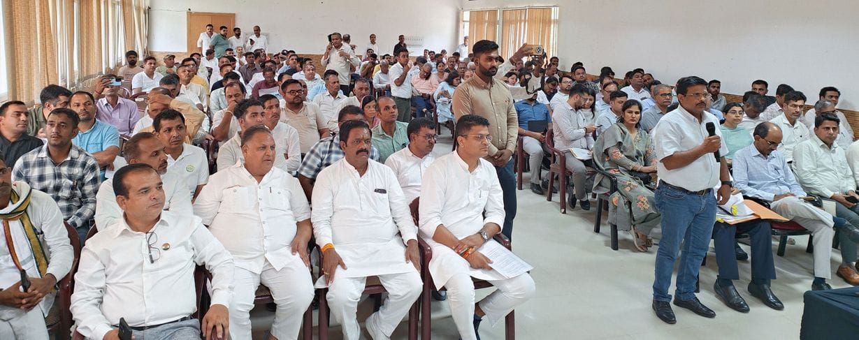 04जेएनडी26-डीआरडीए हाल में आयोजित बैठक की अध्यक्षता करती सांसद कुमारी सैलजा। संवाद