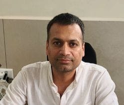 आईएमटी क्षेत्र में टूटी सड़क से गुजरते वाहन। संवाद