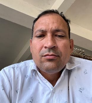 आईएमटी क्षेत्र में टूटी सड़क से गुजरते वाहन। संवाद