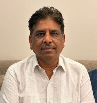 आईएमटी क्षेत्र में टूटी सड़क से गुजरते वाहन। संवाद